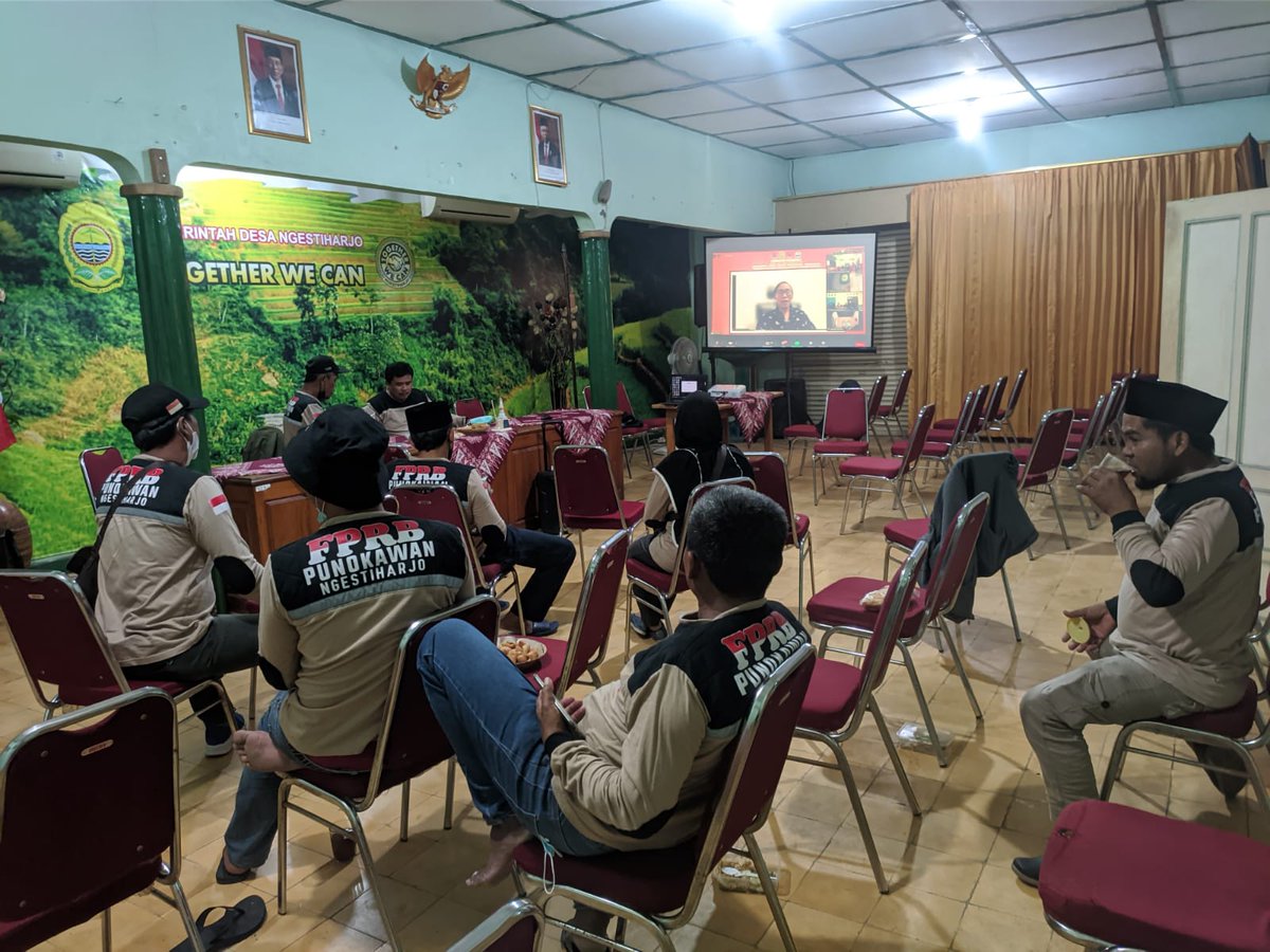 FPunokawan's tweet photo. Anggota FPRB Punokawan Ngestiharjo mengikuti kegiatan Webinar Nasional "Kolaborasi Lokal dalam Mengurangi Kerentaan Terhadap Ancaman Bencana Alam &amp; Pandemi Covid-19" di Aula Kalurahan @DesaNgestiharjo @kec_kasihan @pemkabbantul https://t.co/RK7xhrRPK6