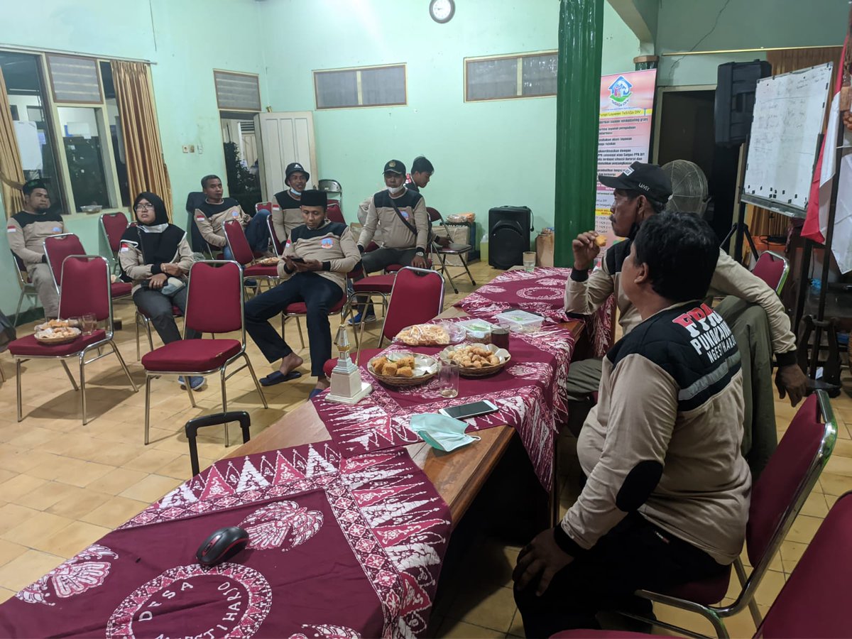 FPunokawan's tweet photo. Anggota FPRB Punokawan Ngestiharjo mengikuti kegiatan Webinar Nasional "Kolaborasi Lokal dalam Mengurangi Kerentaan Terhadap Ancaman Bencana Alam &amp; Pandemi Covid-19" di Aula Kalurahan @DesaNgestiharjo @kec_kasihan @pemkabbantul https://t.co/RK7xhrRPK6