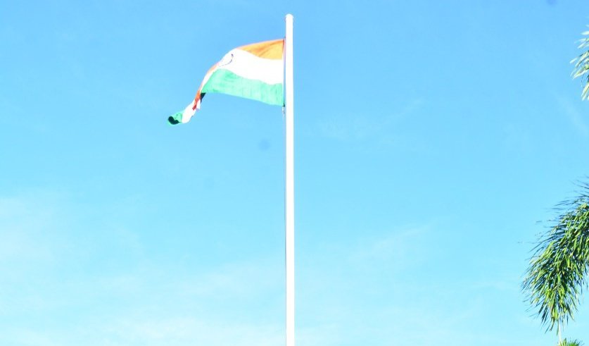Andaman_Admin's tweet photo. The Chief Secretary @Jitendra_Narain unfurled the National Flag at the Secretariat, Port Blair on the occassion of #RepublicDay2022 and conveyed his best wishes to all.
#JaiHind
#AzadiKaAmritMahostav https://t.co/WfFyg3XvKb