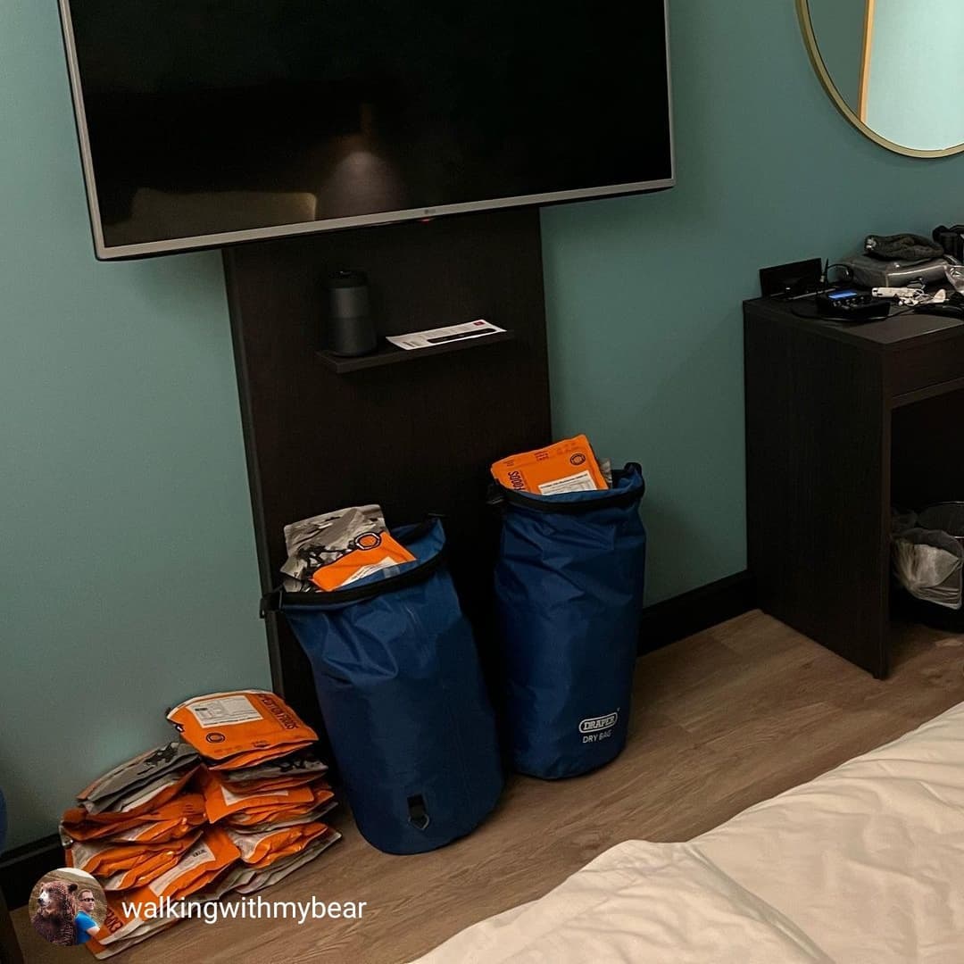 ExpeditionFoods's tweet photo. Called it a day and relaxing after a couple of cheeky beers and pizza prepping.
Room is like carnage but itโs coming together!
Tomorrow is about prepping the food rations.
#documentaryinthemaking #focusedonmygoals
Reposted from @walkingwithmybear
#fuellingadventure #foodprep https://t.co/8wPfBUkQ2M