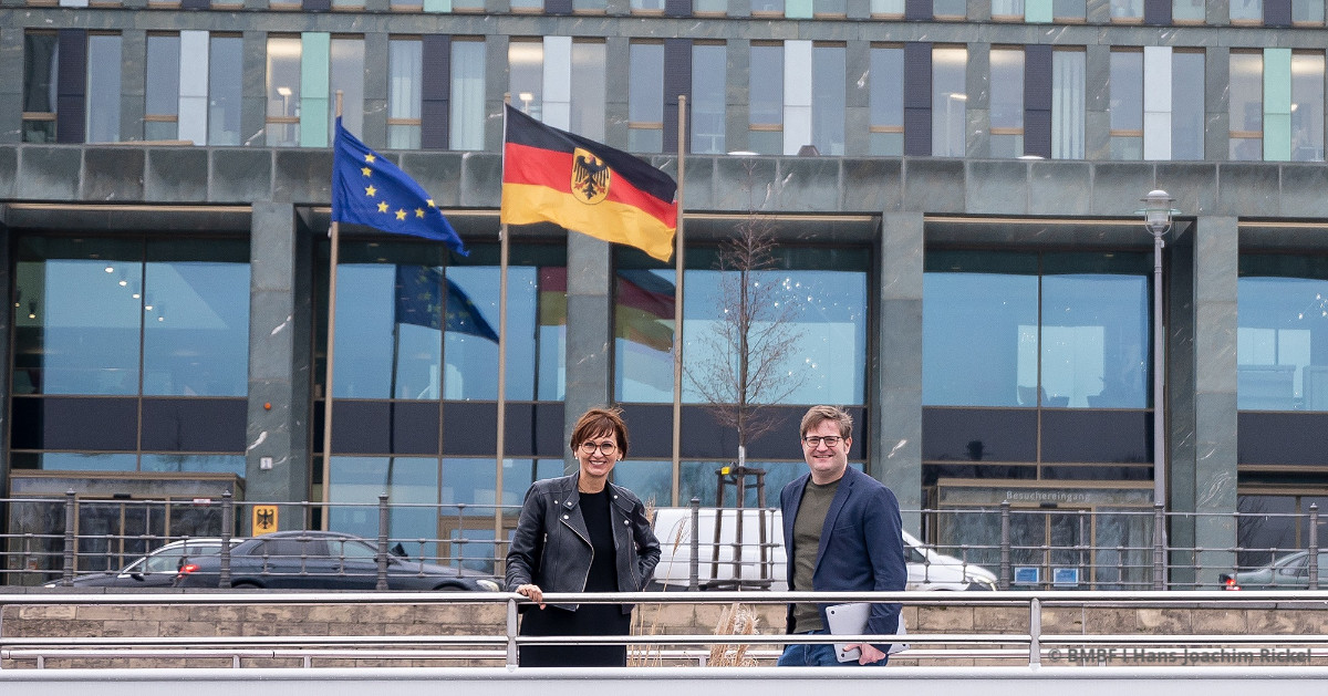 bmftr_bund's tweet photo. ⚓️Interview Ahoi: BM @starkwatzinger sprach heute mit Chefredakteur @MichaelBroecker an Bord von @ThePioneerDe. Es ging um die Zukunftsthemen des BMBF und #Chancengerechtigkeit🚀. 
Morgen erscheint der Podcast 🎧👉 https://t.co/fKe3WbAgA6 
#Chancenministerium https://t.co/NjZ4t9mY8p