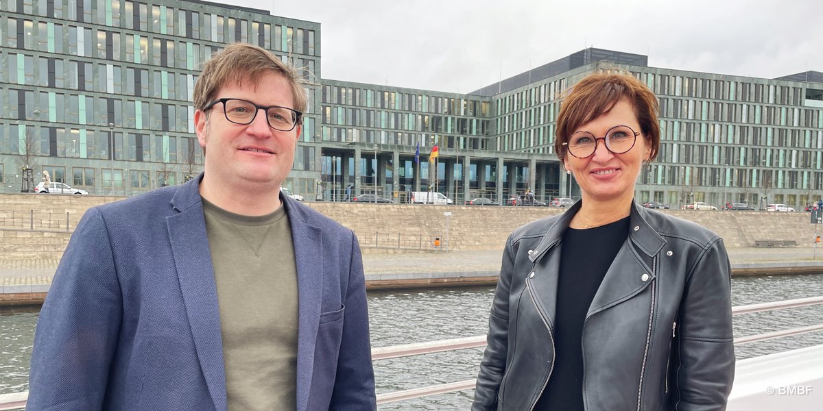 bmftr_bund's tweet photo. ⚓️Interview Ahoi: BM @starkwatzinger sprach heute mit Chefredakteur @MichaelBroecker an Bord von @ThePioneerDe. Es ging um die Zukunftsthemen des BMBF und #Chancengerechtigkeit🚀. 
Morgen erscheint der Podcast 🎧👉 https://t.co/fKe3WbAgA6 
#Chancenministerium https://t.co/NjZ4t9mY8p