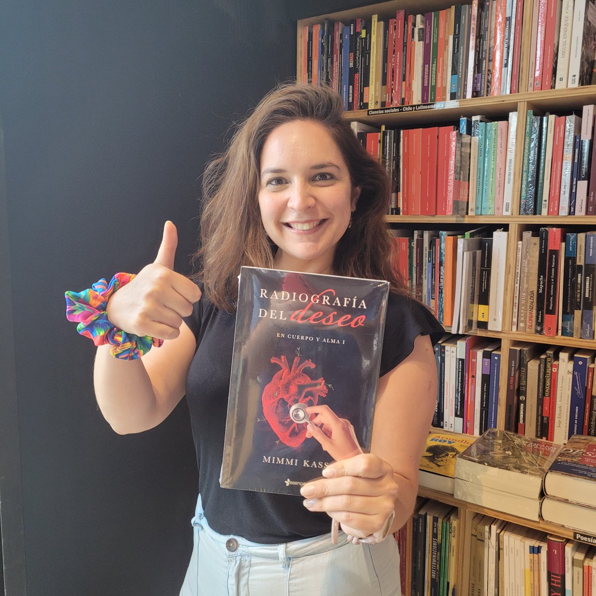 Muchas gracias a nuestra querida amiga Vivi por enseñarnos esta sensual novela donde la pasión, el deseo y el amor se entrelazan. Radiografía del deseo te hará soñar y sentir sin límites. 🔥🔥🔥