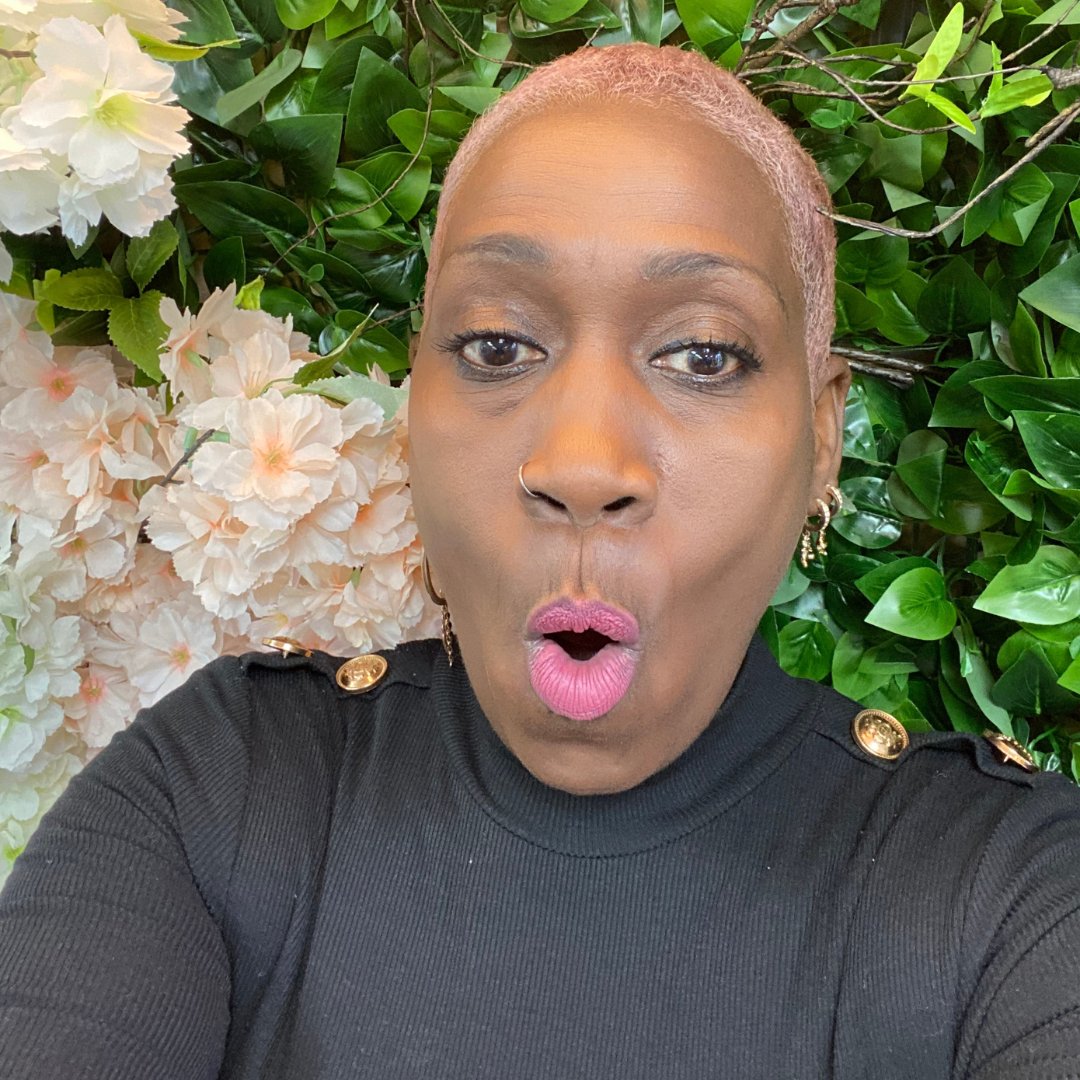 KWrightSalon's tweet photo. Because a picture is worth a thousand words...I don't think I need to say more so just POP IN FOR A QUICK PIC📸
.
.
.
.
.
.
.
.
#karenwrightsalon #selfie #flowerwall #hairsalon #hairdresser https://t.co/M6MiL62IcL