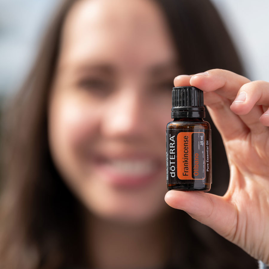 Suas propriedades relaxantes e embelezadoras são usadas para ajudar a pele quando aplicado topicamente. Quando inalado ou difundido, o óleo essencial de Olíbano promove sentimentos de paz, relaxamento, satisfação e bem-estar em geral.