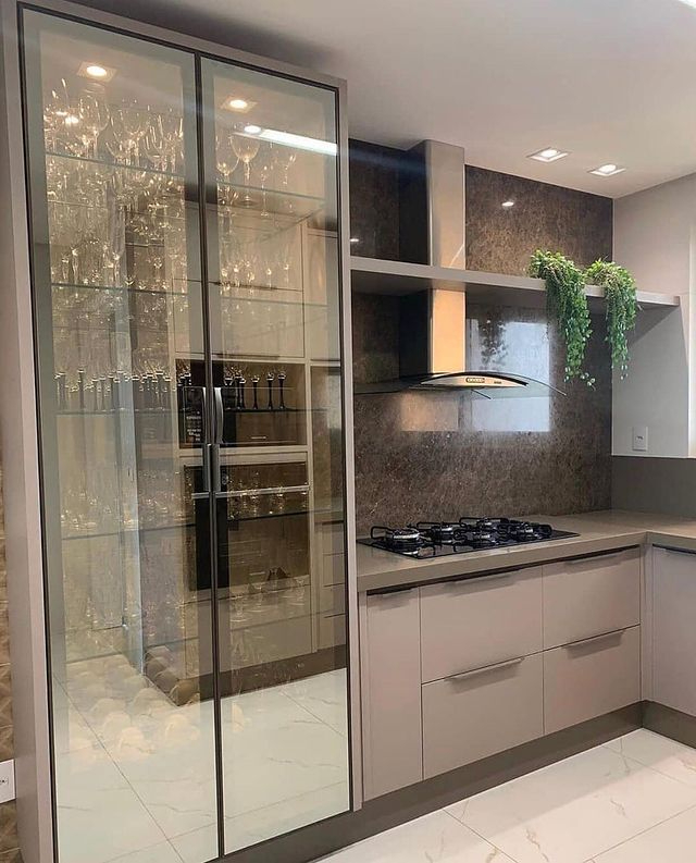MaddisonMoveis's tweet photo. Cozinha elegante em tons neutros, com linda cristaleira com portas em vidro reflecta bronze e prateleiras de vidro. ✨🤍

Projeto: Carol Fontes Arquitetura https://t.co/IBh3UgBEsD