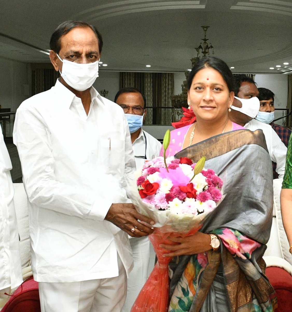 BRSKavitha's tweet photo. తెలంగాణ రాష్ట్ర సమితి పార్టీ మహబూబాబాద్ జిల్లా అధ్యక్షురాలిగా నన్ను నియమించిన సందర్భంగా  తెరాస పార్టీ రాష్ట్ర అధ్యక్షులు ముఖ్యమం���్రి శ్రీ కేసీఆర్ గారిని ప్రగతి భవన్లో కలిసి  పుష్పగుచ్చం ఇచ్చి కృతజ్ఞతలు తెలియజేసి వారి ఆశీర్వాదం  తీసుకోవడం జరిగింది.. https://t.co/7FJrbf2efU