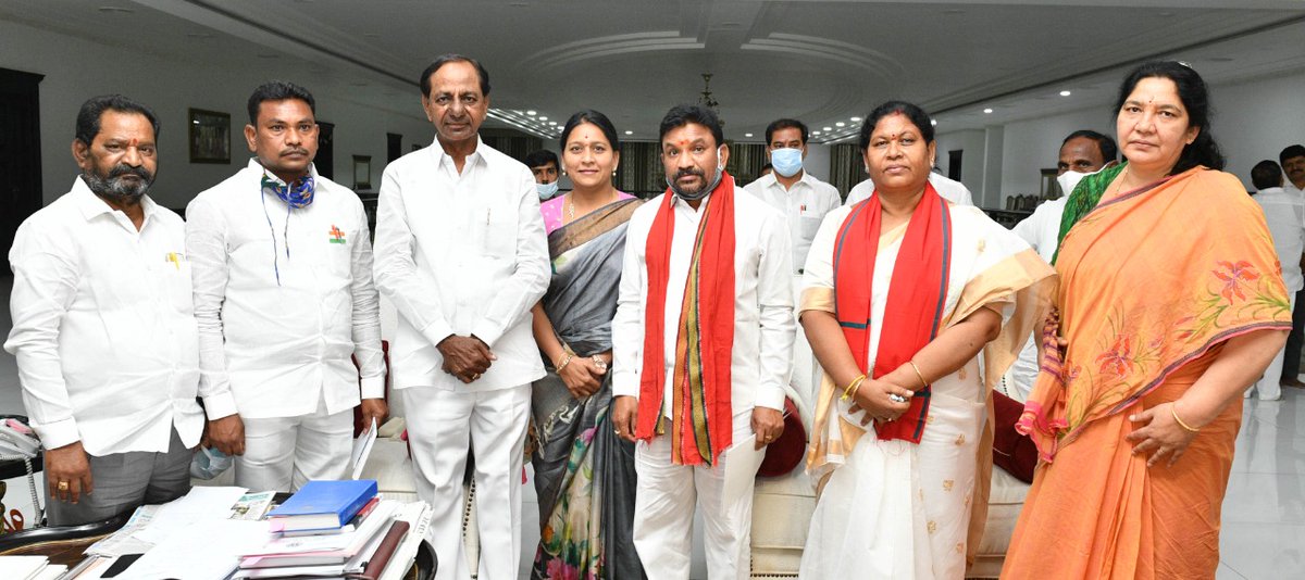 BRSKavitha's tweet photo. తెలంగాణ రాష్ట్ర సమితి పార్టీ మహబూబాబాద్ జిల్లా అధ్యక్షురాలిగా నన్ను నియమించిన సందర్భంగా  తెరాస పార్టీ రాష్ట్ర అధ్యక్షులు ముఖ్యమం���్రి శ్రీ కేసీఆర్ గారిని ప్రగతి భవన్లో కలిసి  పుష్పగుచ్చం ఇచ్చి కృతజ్ఞతలు తెలియజేసి వారి ఆశీర్వాదం  తీసుకోవడం జరిగింది.. https://t.co/7FJrbf2efU