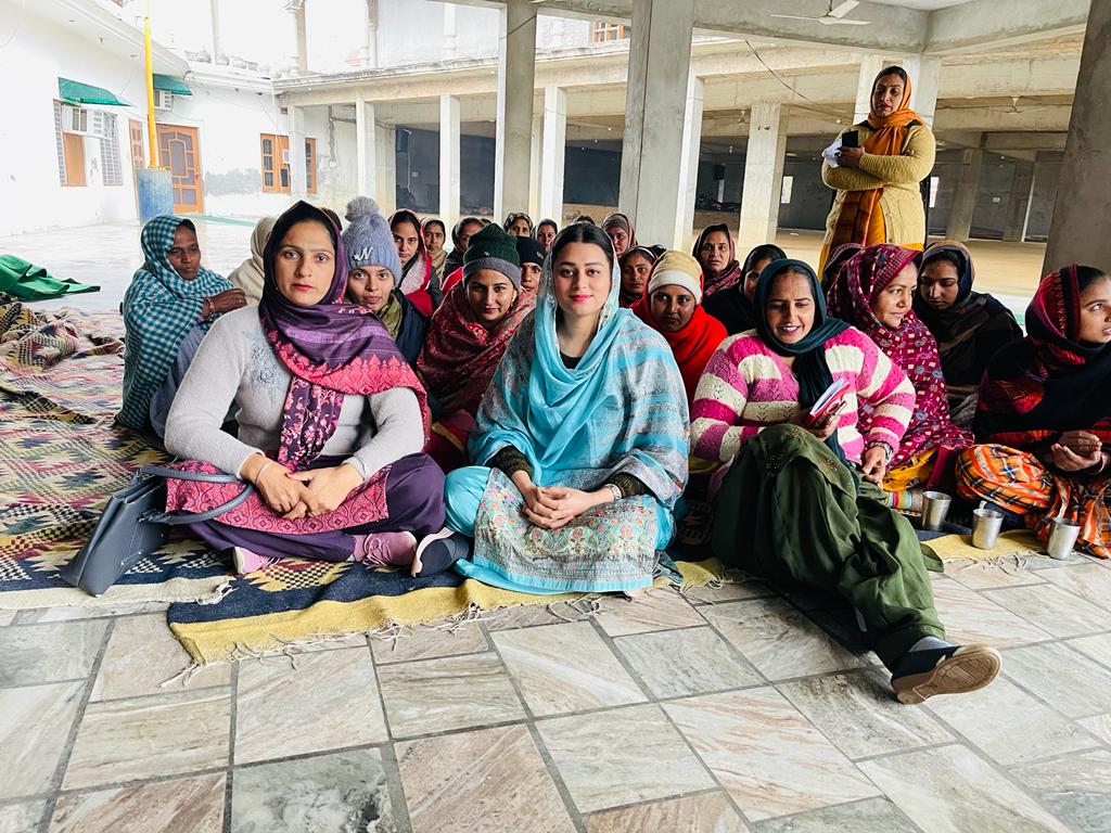 MANDEEPKAURRAM1's tweet photo. ਹਲਕਾ ਸੁਨਾਮ ਵਿਖੇ ਅਮਨ ਅਰੋੜਾ ਜੀ (MlA ਉਮੀਦਵਾਰ ਹਲਕਾ ਸੁਨਾਮ)ਦੇ ਹੱਕ ਵਿੱਚ ਚੋਣ ਪ੍ਰਚਾਰ ਦੌਰਾਨ ਵੱਖ-ਵੱਖ ਸਥਾਨਾਂ ਤੇ ਮੀਟਿੰਗਾਂ ਕੀਤੀਆਂ।

ਮਨਦੀਪ ਕੌਰ ਰਾਮਗੜ੍ਹੀਆ 
ਪ੍ਰਧਾਨ ਬੀ.ਸੀ ਵਿੰਗ ਜ਼ਿਲ੍ਹਾ ਬਠਿੰਡਾ
ਆਮ ਆਦਮੀ ਪਾਰਟੀ ਪੰਜਾਬ https://t.co/3tyoqFHp5r