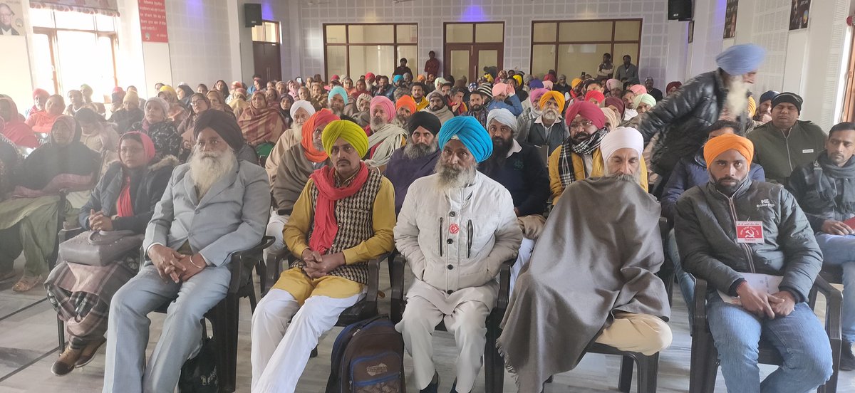 Activists of <a href="/cpimlliberation/">CPIML Liberation</a> assembled at Barnala to discuss the party's campaign plans for #PunjabElections2022. Punjab has seen powerful agitations of not just farmers but also rural labour, scheme workers &amp; microfinance loanees. The energy needs to be harnessed in the polls.