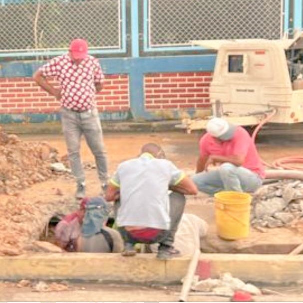 Aguasdemonagas's tweet photo. Seguimos trabajando en la corrección de fugas de agua en el acueducto de #Maturin. Estado Mayor del Agua supervisó los trabajos en la avenida Cruz Peraza a la altura de la potabilizadora Bajo Guarapiche (llenadero) .
@RMarcoTorres @EvelynBVasquez @ErnestoPSUV_ @GobMonagas_ https://t.co/nh5eTekZru