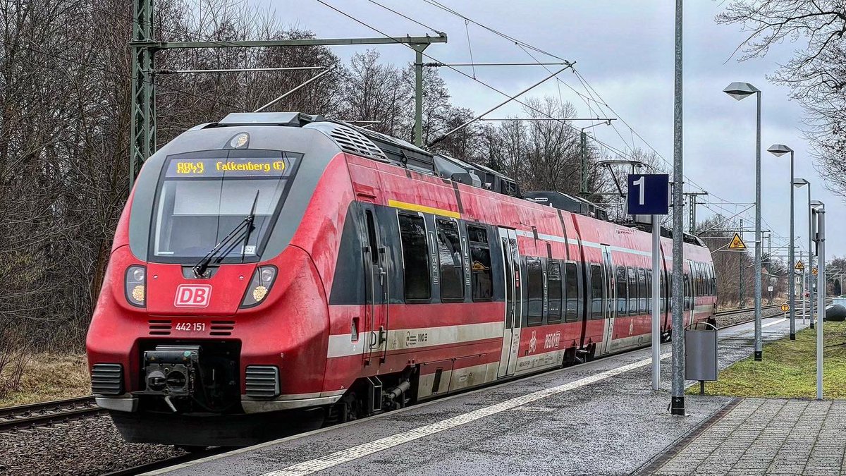 MultimodalT's tweet photo. Three of the eight trains I used today on a roundtrip through Saxony-Anhalt, Brandenburg and Saxony - pictures are showing the RE3 to Greifswald in Wittenberg, RB49 to Falkenberg in Bad Liebenwerda and S9 to Halle in Eilenburg #dbregio #publictransport @DBRegio_BB https://t.co/9jKKj0GFax