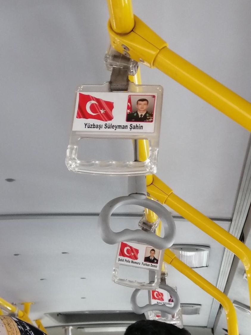 Kahramanmaraş’ta bir halk otobüsü. Kimler sayesinde ayakta durduğumuzu hatırlatmak adına çok güzel bir düşünce. Var olun!