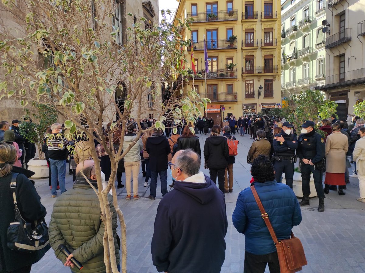 montalvomayor9's tweet photo. Hoy, minuto de silencio y respeto a las víctimas de violencia de género. El taxi valenciano se manifestó delante de la Generalitat Valenciana para exigir una regulación digna y subida de tarifas. Ni un paso atrás! La lucha continúa
@radioklara @radioalban @ximopuig @luismonsoriu https://t.co/u9xol8yLbh