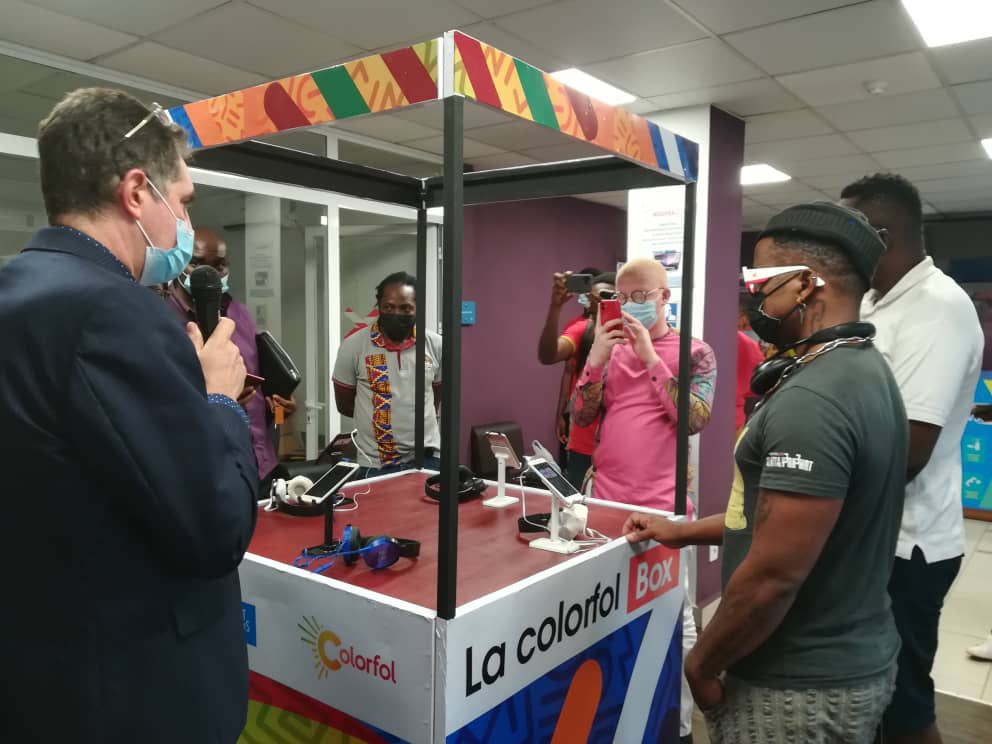ColorfolApp's tweet photo. Inauguration de la #ColorfolBox à la médiathèque de @IFCameroun à Yaoundé 🙂 merci d’être venu ci nombreux
Merci à @YannLorvo et @blickbassy pour leur présence #WeAreColorfol https://t.co/2eJHvisUOM