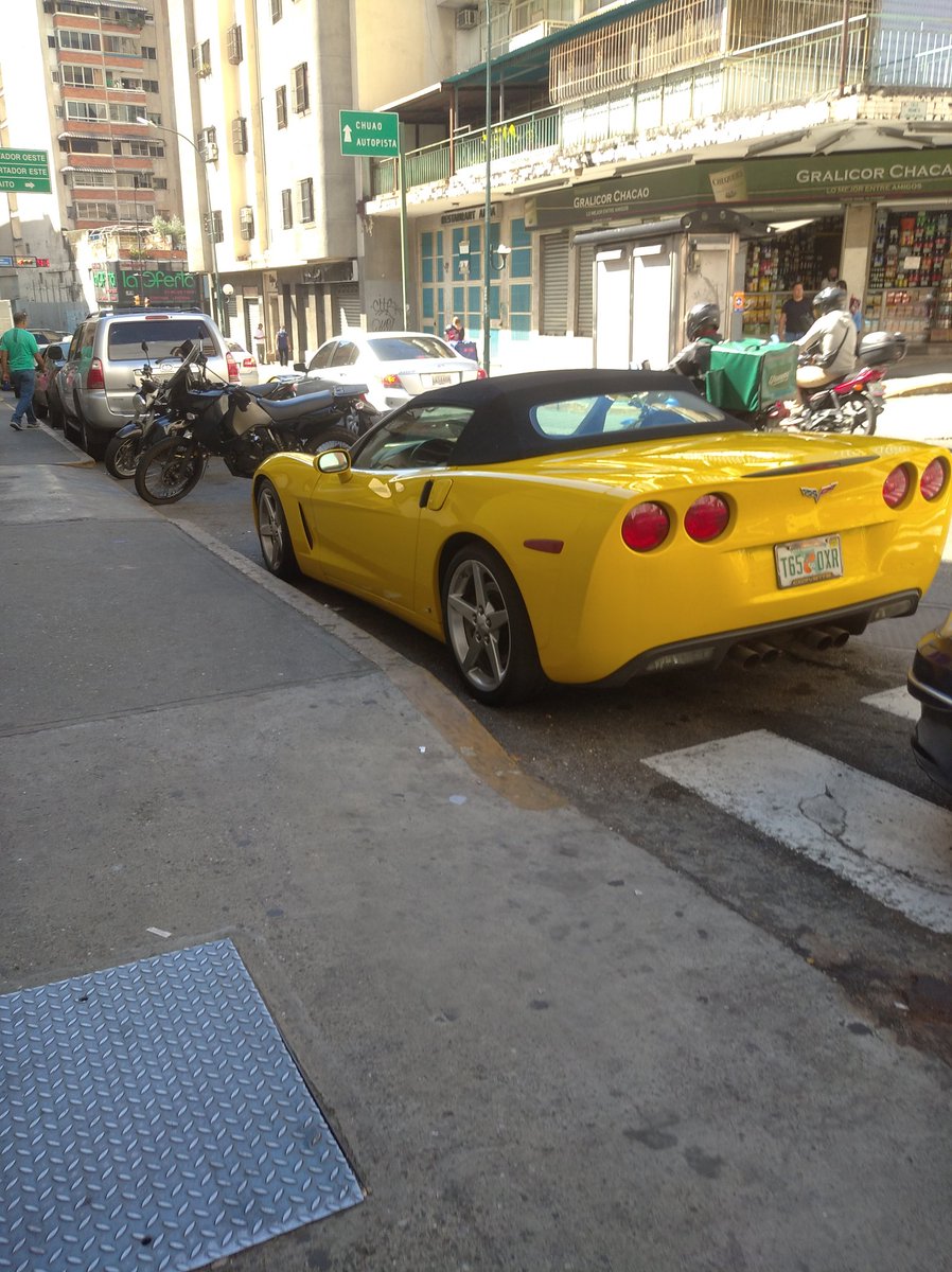 Sr <a href="/duquegustavoS/">Gustavo Duque Sáez</a> una pregunta por qué este carro no le lo llevan sus grúas???? De quién será??? Pero el de los pendej.... No los perdonan verdad.. <a href="/TarekWiliamSaab/">Tarek William Saab</a> <a href="/NicolasMaduro/">Nicolás Maduro</a>