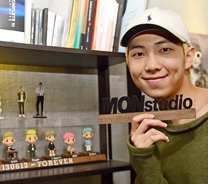 RMexico_'s tweet photo. Hoy celebramos 3 años desde que #RM nos compartió la placa a su estudio, oficialmente cambian el anterior nombre, MONstudio, al que ahora conocemos #RKive 💜

MAGIC HAPPENS IN RKIVE 
#3YearsWithRkive 

namu🌱| @BTS_twt #방탄소년단RM https://t.co/55gl07Fan3