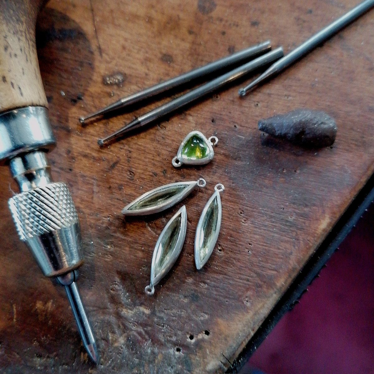 JanaReinhardt's tweet photo. Working on a new one off piece today. All the setting of these fragile peridots is finished without disaster. Just need to add the final piece..
#Gemstones #jewellery #craftsman  #workspace https://t.co/Ng6yZZYk99