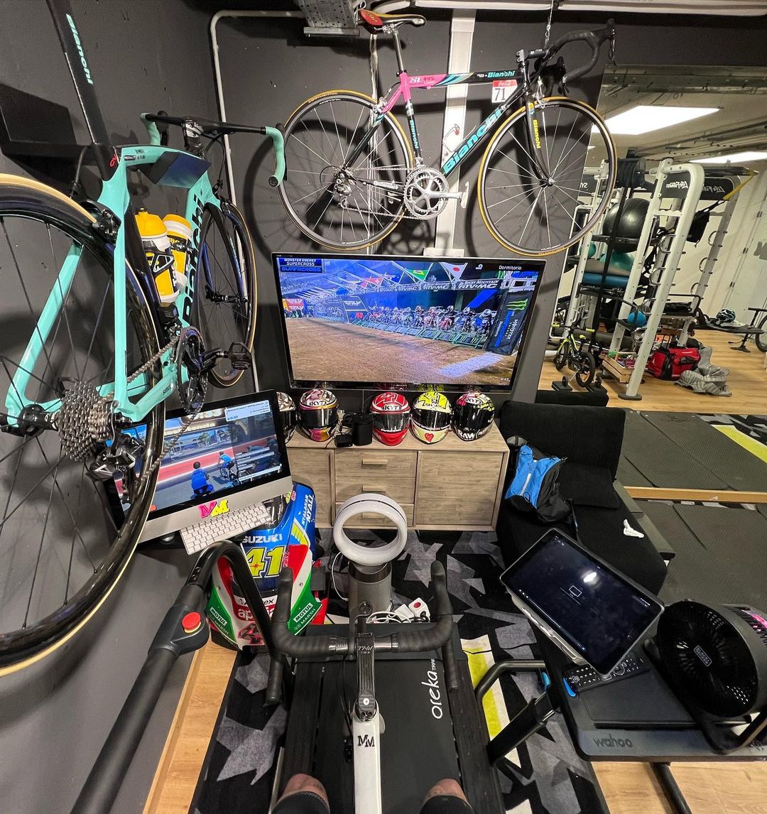 orekatraining's tweet photo. 🥶 ¡Hybrid training: for @aleixespargaro! Half #indoor and half #outdoor 🥵
Esta vez Aleix ha optado por un entrenamiento hibrido: la mitad dentro de casa y la otra mitad de ruta.
¿Cómo combatís el frío?
#OrekaAmbassadors #OrekaO2 #OrekaTraining 🚲 https://t.co/3u5CxOqS9W