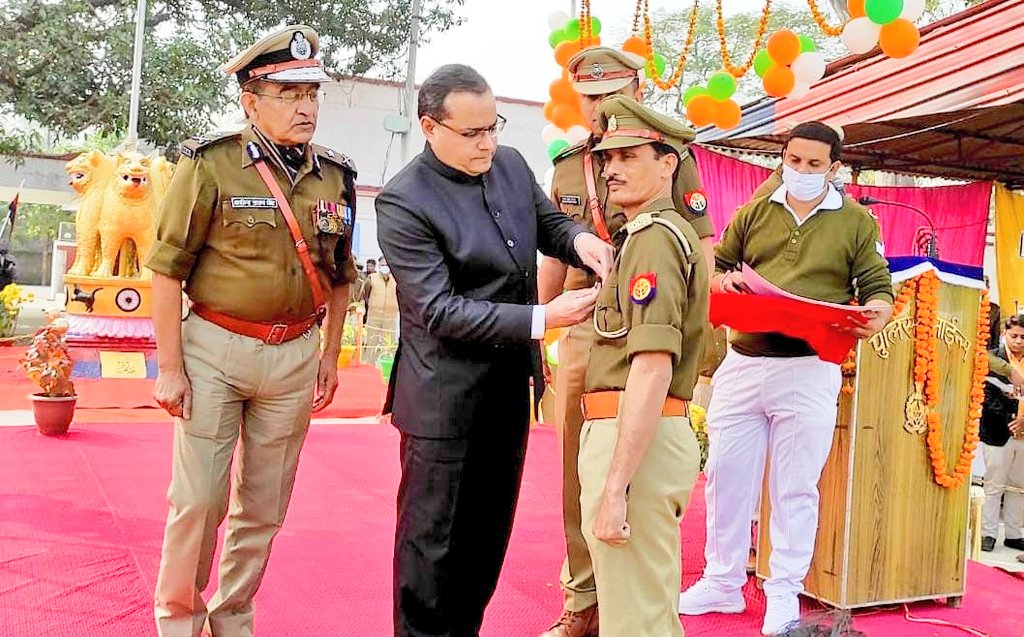AnjaniKrPandey7's tweet photo. आज #RepublicDay2022 के अवसर पर बड़े भैया @AshviniKumarPa4 को जनपद अयोध्या में @dgpup महोदय के #CommendationDisc तथा "#प्रशंसा_पत्र" से श्रीमान #कमिश्नर महोदय अयोध्या द्वारा सम्मानित किया गया..!! https://t.co/ISJNqwmjw9