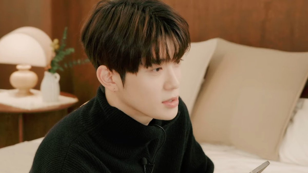 JJHLOOKS's tweet photo. 🎧🖤 https://t.co/fl0Hft26ja
