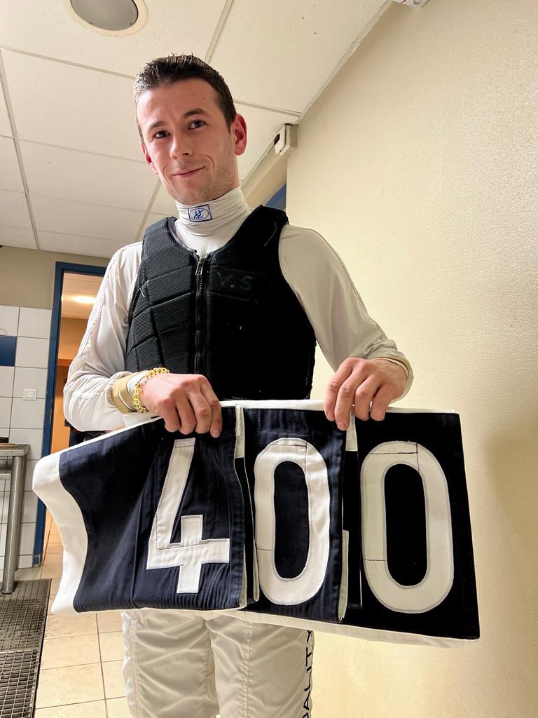 Paris_Turf's tweet photo. #Galop 🥳 À 26 ans, @SeguyValentin a décroché sa 4️⃣0️⃣0️⃣e victoire, hier soir à @HPornichet, en selle sur 𝙋𝙚𝙧𝙫𝙖𝙙𝙚 pour l’entraînement de @GraffardRacing et paré de la casaque classique de Khalid Abdullah. https://t.co/hsuZylwljk