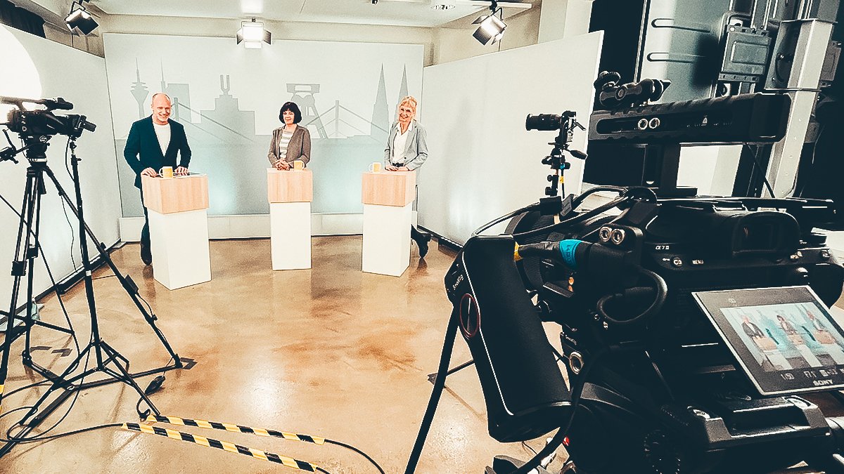 Heute gab es den ersten Onlinedialog 2022 🎥🔴 Zu Gast im Agenturstudio waren für die #BahnenNRW Birgit und Brigitte, #Personalerin &amp; #Lokführerin bei #RegioBahn. In Begleitung von @HerrBursche beantworteten sie Fragen zum Quereinstieg 🚆 Zum Nachschauen: bahnen.nrw/dialog