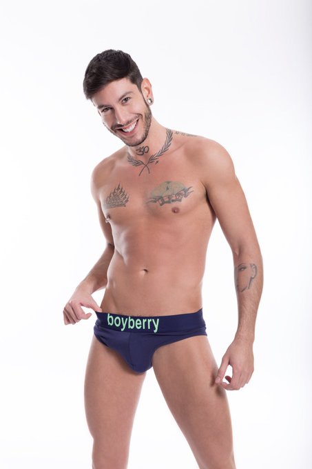 Feliz cumplea?os a uno de nuestros chicos favoritos! @MrAlexisClark 
Muchas felicidades de parte de todo