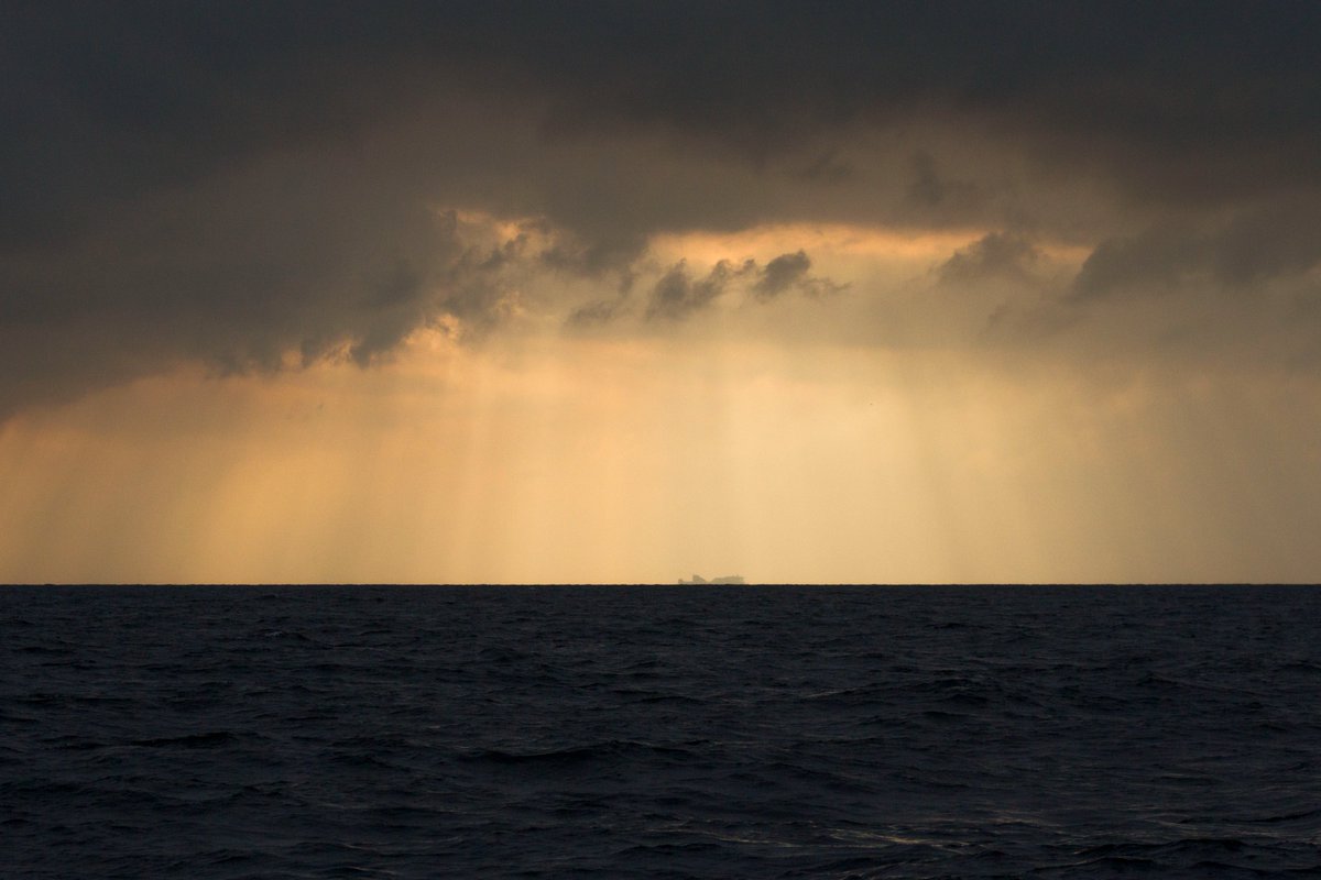 Yesterday's MMO training <a href="/SeicheTraining/">Seiche Training</a>  @MarineVertsMSc @ExeterMarine Sun rays breaking through the cloud and some friendly Common Dolphins 🌊🐬 #Falmouth #MVEC #MarineMammalObserver