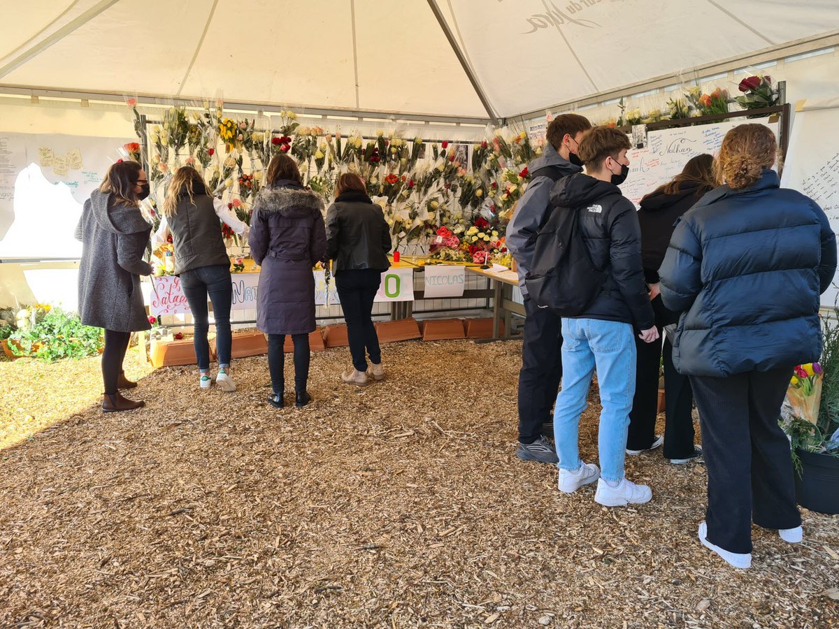 Lebienpublic's tweet photo. Drame de #Chalain dans le #Jura ​: les soutiens fleurissent en mémoire des lycéens disparus
https://t.co/41hOSmiHD2 https://t.co/eKFmuSTnYT