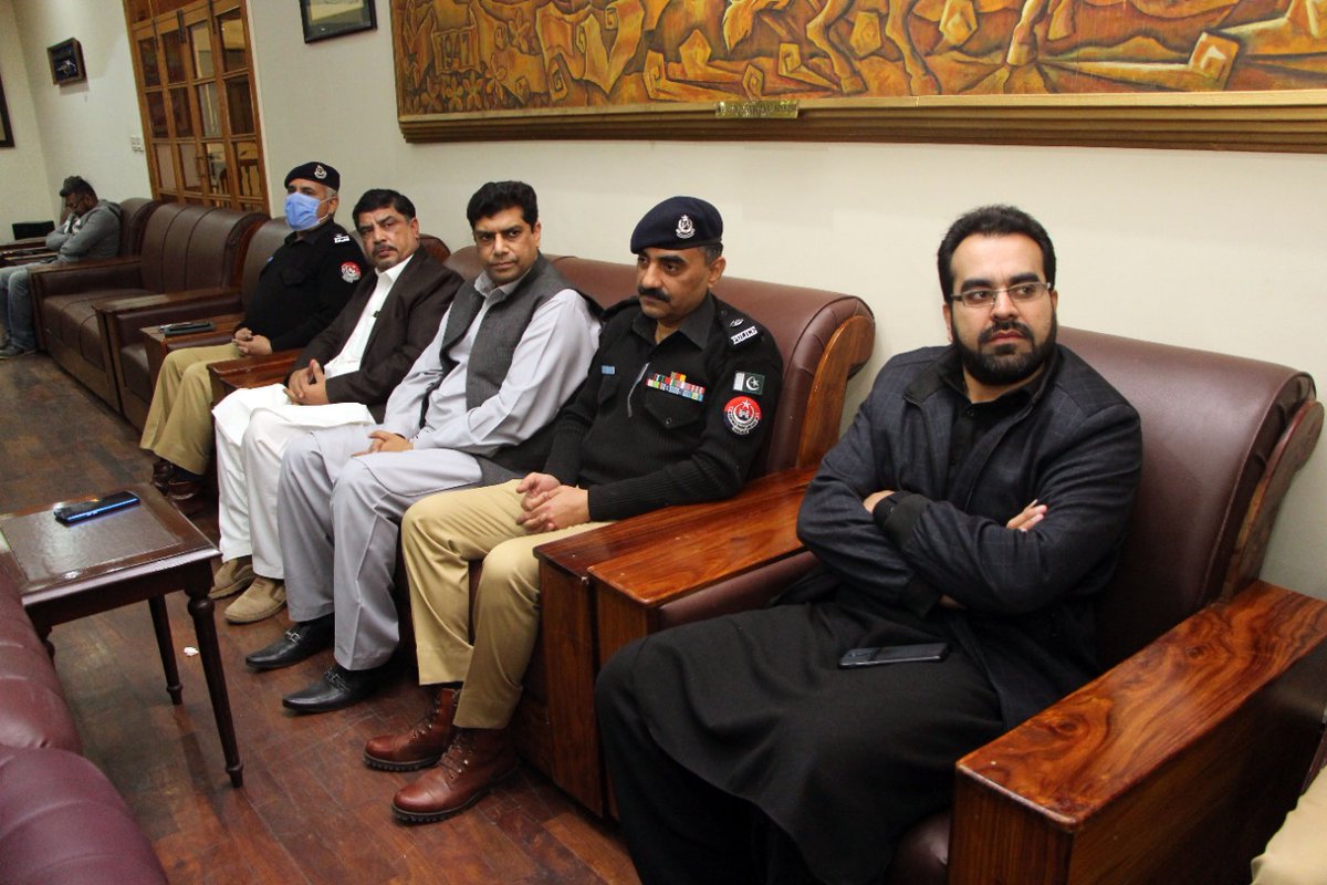 PeshawarCCPO's tweet photo. سی سی پی او عباس احسن کی سربراہی میں کرائم رپورٹرز کے اعزاز میں ظہرانے کا اہتمام کیا گیا

 میڈیا ریاست کا چوتھا ستون تصور کیا جاتا ہے، شہر میں قیام امن کے ساتھ ساتھ جرائم کی بیخ کنی اور دیگر معاشرتی مسائل کے حل میں صحافیوں کے کردار کو قدر کی نگاہ سے دیکھتے ہیں "سی سی پی او" https://t.co/nvu3DL74AN