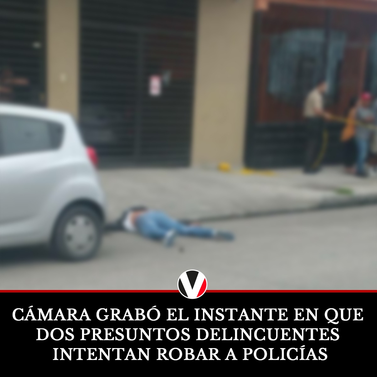 ecuavisa's tweet photo. #GUAYAQUIL Así fue el momento en que dos sujetos en moto intentaron asaltar a tres policías vestidos de civil. #VIDEO▶️ https://t.co/O4XmLToEMo https://t.co/lMOiw25cke