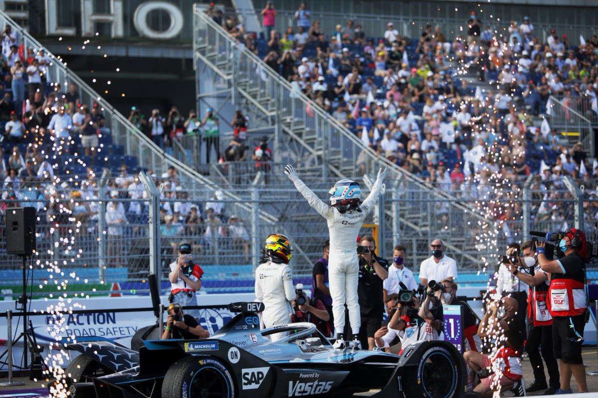 #FIAFormulaE - The time has come! The new season in the @fiaformulae is in the starting blocks 🤩 The kick-off takes place this weekend at the Diriyah Circuit in Saudi Arabia! As the reigning world champions, we wish all drivers and teams good luck 🤞 #DiriyahEPrix