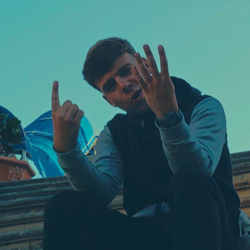 🔎 Y ojo con <a href="/pedrodquevedo/">QUEVEDO</a> en el Top Viral España... 

06. Ahora Y Siempre (ft. Linton)
18. Cayó La Noche (ft. La Pantera, Juseph)
31. NANA (ft. GARZI)
32. Piel de Cordero (ft. La Pantera)
37. Universitaria
71. Estás Con Él (ft. Wos LasPalmas)
78. Rimmel
81. Se mando a mudar