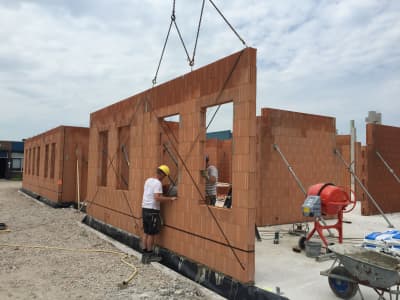 Prefab bouwen betekent tijdwinst. Besteed meer tijd in het voortraject, en maak op de bouw flinke slagen. Minder faalkosten, minder last van weersinvloeden. 

Meer over Prefab: raabkarcher.nl/prefab