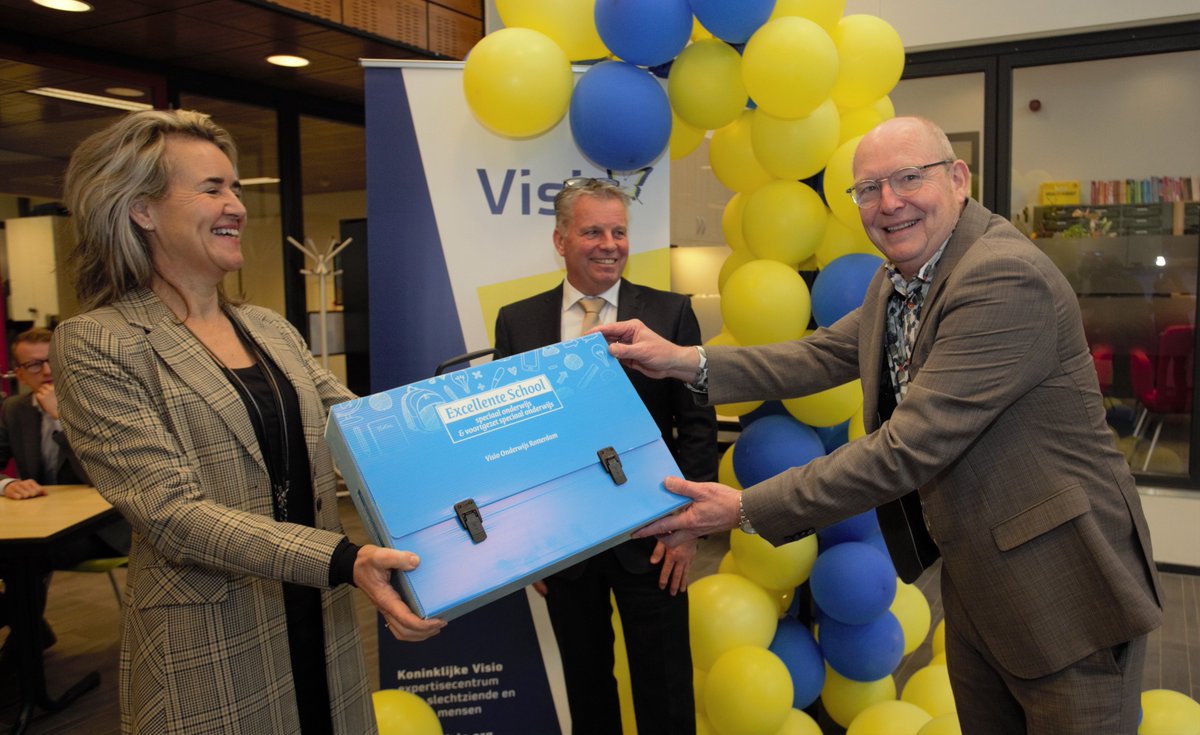 De Visio-scholen in Haren, Breda en Rotterdam hebben vol trots het predicaat Excellente school voor zowel het speciaal basisonderwijs als het voortgezet speciaal onderwijs in ontvangst genomen. Het juryrapport: "Het bijzondere is normaal op deze school." visio.org/nl-nl/home/act…