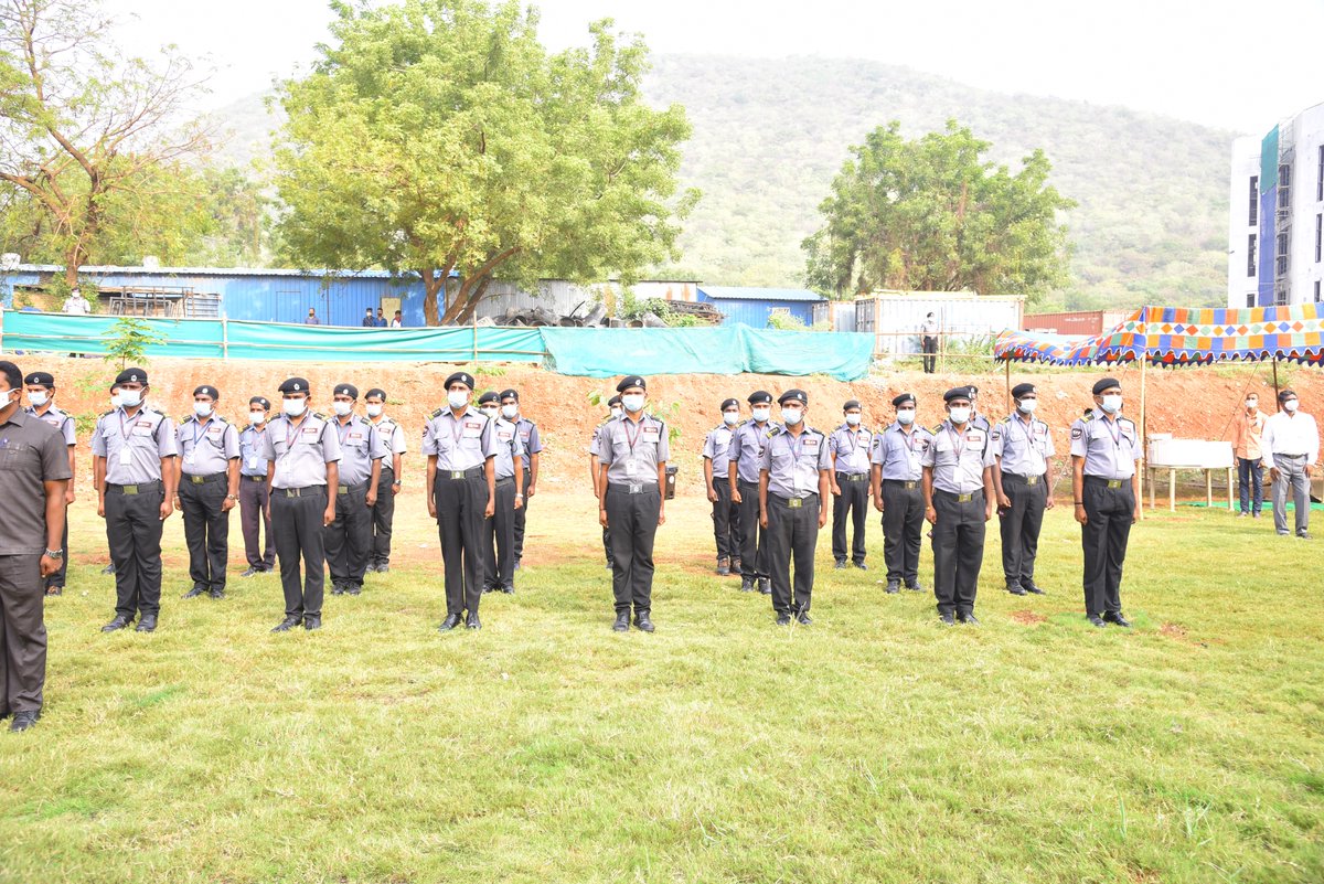 mangalAiimsAP's tweet photo. Today, AIIMS Mangalagiri celebrated 73rd Republic Day with Honorable Director &amp; CEO, Professor Mukesh Tripathi and MBBS student toppers unfurling the "Tiraṅgā ". @MoHFW_INDIA @DDSaptagirivja @DDNewslive https://t.co/5AHdBC18Yn