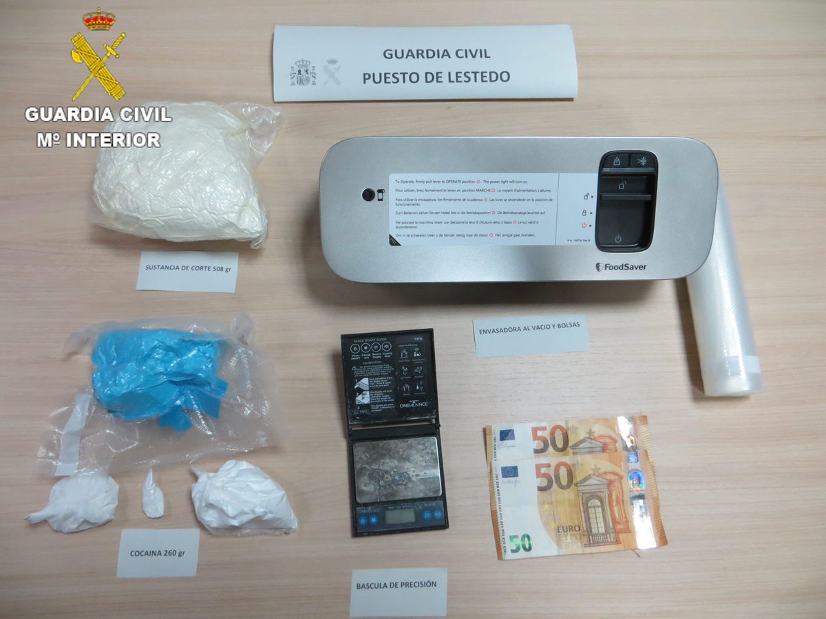GCivilCoruna's tweet photo. 👉🏻GRACIAS a la #ColaboraciónCiudadana, que facilitó la INFORMACIÓN a la @guardiacivil de #Lestedo, se detiene a un vecino de #Vedra por DELITO contra la #SaludPública.
👉🏻206 gr cocaína-roca
👉🏻54 gr cocaína
👉🏻508 gr de “corte”
👉🏻Báscula
👉🏻Envasadora
#Colabora y #Llama062 📞 https://t.co/eWIIlCo6ZR