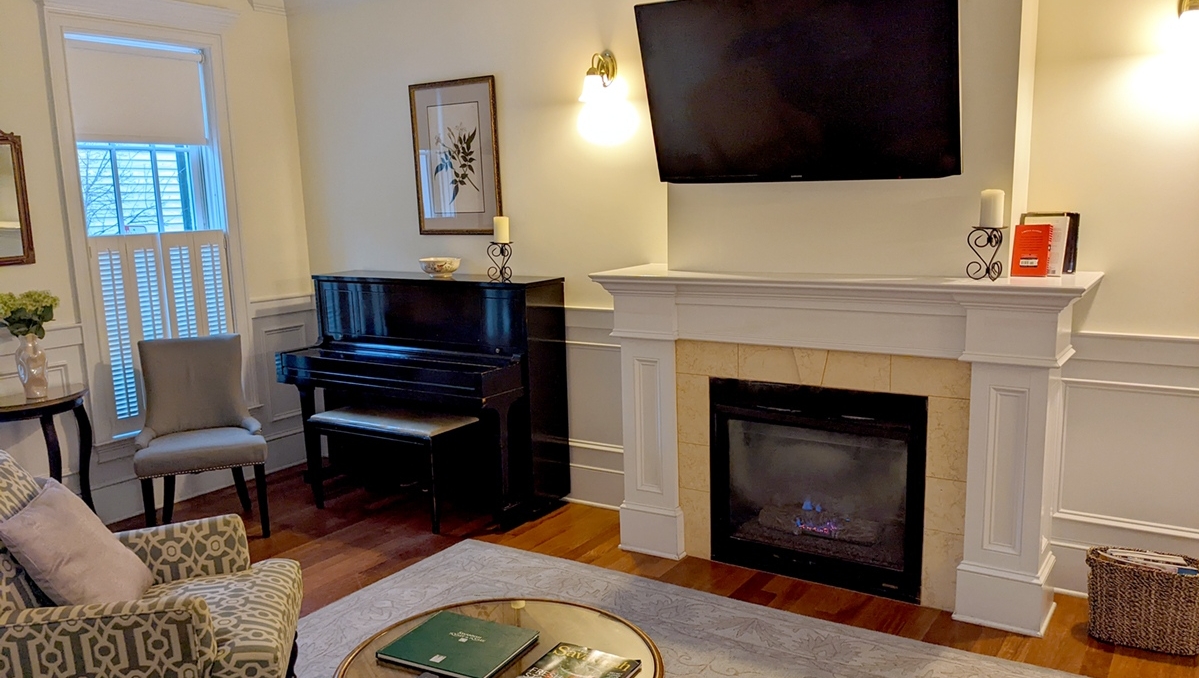 JasmineQuarters's tweet photo. A lot of people have chosen Jasmine Quarters as an escape from the cold, but we still have openings at Begonia Apartment, completel with fireplace to keep you cozy!

#travel #travelgram #savannah #savannahga #savannageorgia #discoversavannah #vacationrentals https://t.co/PNNBjx04Kd