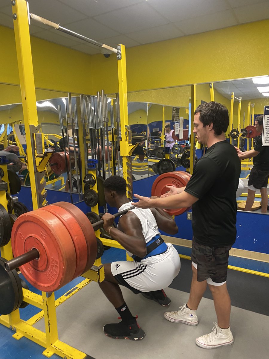 SeanMhs's tweet image. Couple of our #uncommitted ‘23 athletes getting after it on leg day. Malachi Hawkins and Thomas Eubank looking for a home at the next level after next year! 
#berecruited 
#linebackertraining
#fullback 
#footballrecruitment
#soflofootball