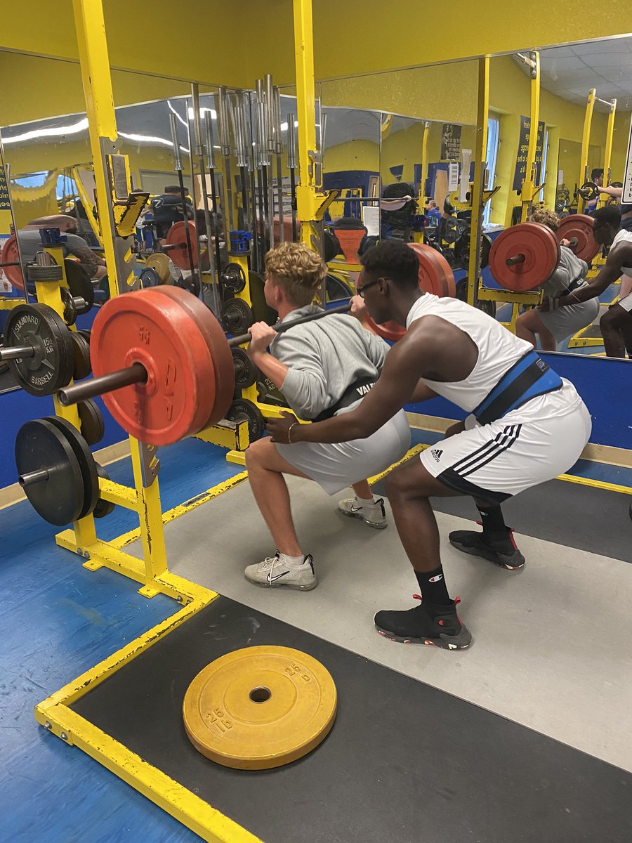 SeanMhs's tweet image. Couple of our #uncommitted ‘23 athletes getting after it on leg day. Malachi Hawkins and Thomas Eubank looking for a home at the next level after next year! 
#berecruited 
#linebackertraining
#fullback 
#footballrecruitment
#soflofootball