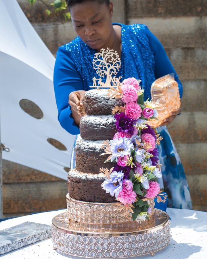 TariChef's tweet photo. #nakedcake 
#nakedweddingcake 
Made for a very special Couple.. Congratulations to Ephraim and Patience. Your wedding was beautiful and thank you for letting Chef T be a part of it.

#cheftarie 
#esperanzadelights 
#cakefactoryzimbabwe 
#zimweddings 
#zimcakes 
#wedding https://t.co/5hkekFCv7p