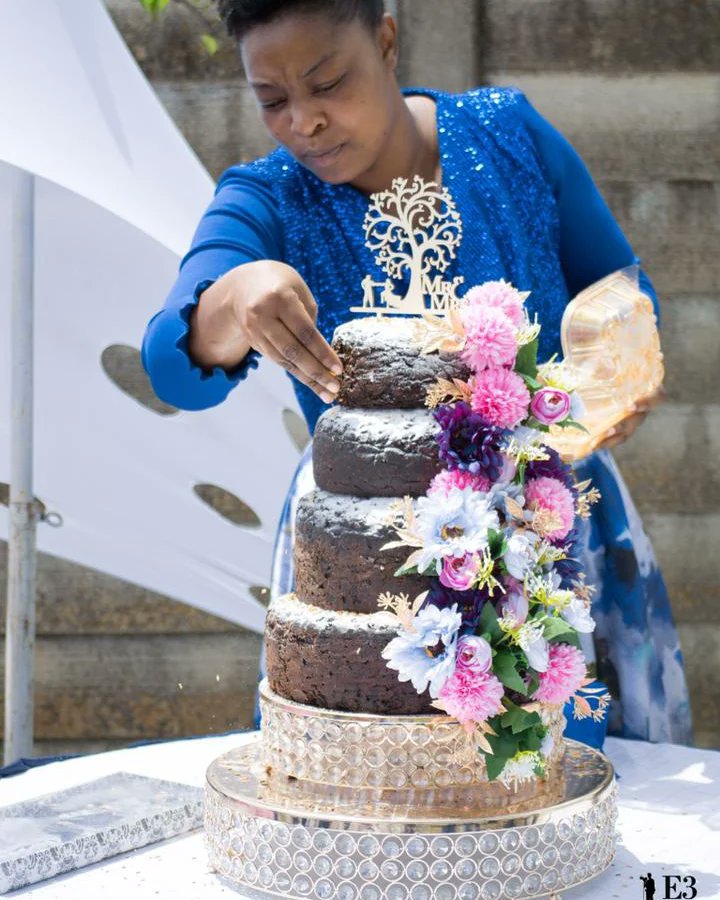 TariChef's tweet photo. #nakedcake 
#nakedweddingcake 
Made for a very special Couple.. Congratulations to Ephraim and Patience. Your wedding was beautiful and thank you for letting Chef T be a part of it.

#cheftarie 
#esperanzadelights 
#cakefactoryzimbabwe 
#zimweddings 
#zimcakes 
#wedding https://t.co/5hkekFCv7p