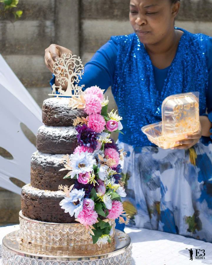 TariChef's tweet photo. #nakedcake 
#nakedweddingcake 
Made for a very special Couple.. Congratulations to Ephraim and Patience. Your wedding was beautiful and thank you for letting Chef T be a part of it.

#cheftarie 
#esperanzadelights 
#cakefactoryzimbabwe 
#zimweddings 
#zimcakes 
#wedding https://t.co/5hkekFCv7p