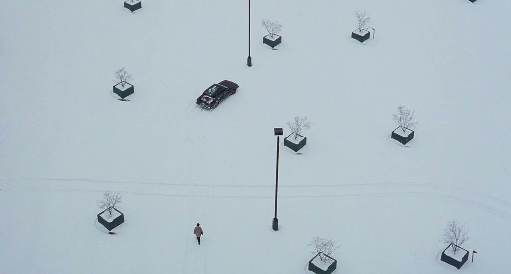 OnePerfectShot's tweet photo. FARGO (1996) 

Cinematography by Roger Deakins 
Directed by Joel and Ethan Coen
Learn about how this film frames static: https://t.co/fWPkNTT9hH https://t.co/OQTdY9HZJk