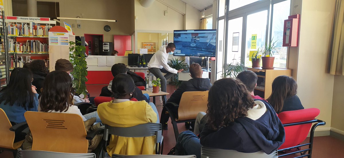 CDISembat's tweet photo. Moussab présente le PASS, Morgane et Meryam parlent sociologie... La semaine de l'orientation se poursuit au lycée Sembat, riche de rencontres et d'échanges passionnants ! @LyceesSembat https://t.co/AGr1a7RMmM