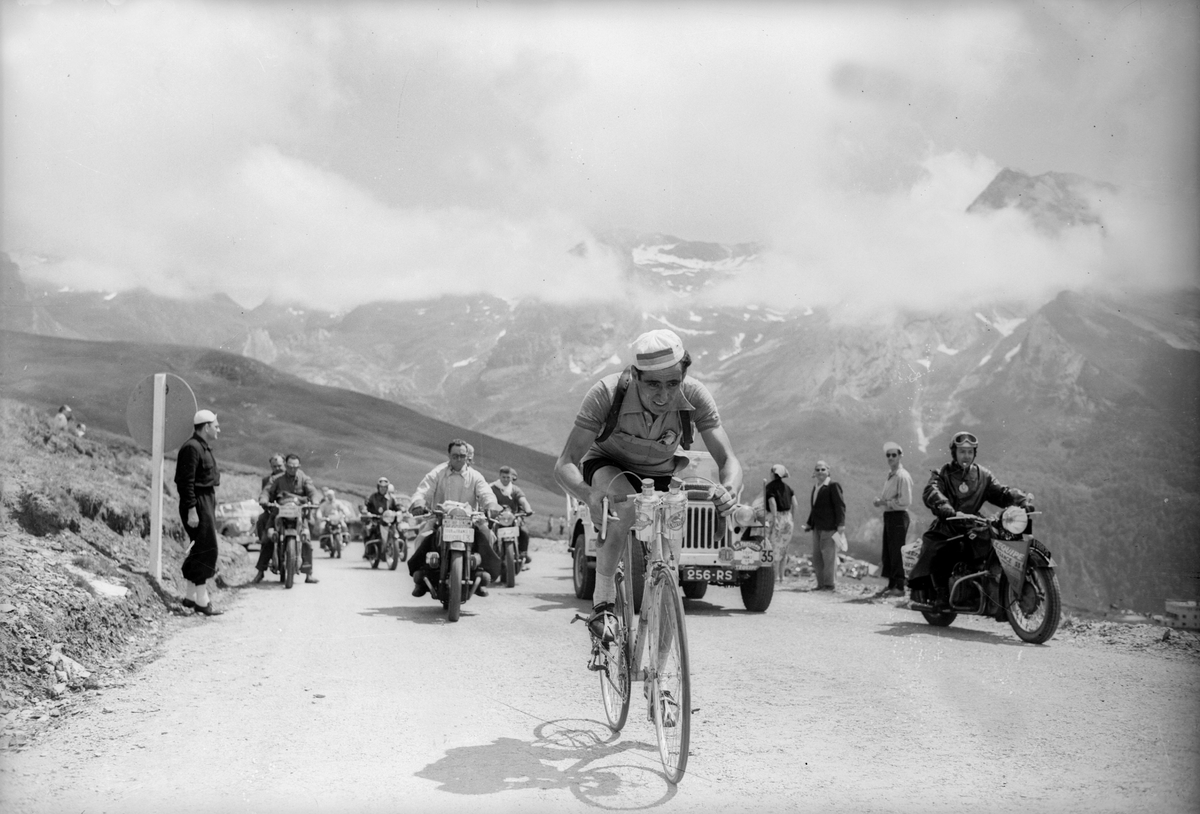 LeTour's tweet photo. 💪 The Basque Country is the birthplace of 21 Tour stage winners, proving that it is a real hotbed of cycling.

💪 Pays Basque, terre de cyclisme ! Pas moins de 21 vainqueurs d'étapes du Tour y sont nés ! 

#TDF2023 https://t.co/1yHi5ilD9m