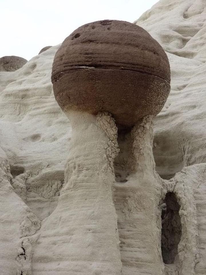 BigBangSciCom's tweet photo. Quelques curiosités géologiques du désert de Libye, près de la ville de Ghat. La zone est parfois appelée "Vallée des planètes", ou "Wan Tikofi valley", mais je n'ai pas trouvé bcp d'infos 

 #géologie #geology #Nature #Naturelovers #Montagne  #Mountains #minerals #minéraux https://t.co/65YWwvKVqf