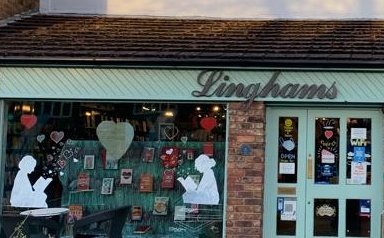 LinghamsBooks's tweet photo. Window of love ❤  in #Heswall #Wirral #lovetoread #LOVE https://t.co/xjm0X1psfJ