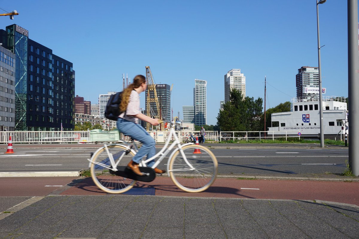 Door het verbeteren van de fietsroutes, blijken steeds meer mensen voor korte afstanden voor de fiets te kiezen. Nieuwe snelfietsroutes blijken gemiddeld circa vijftig automobilisten te verleiden om in de spits de overstap naar de fiets te maken. lnkd.in/eNRNk_mJ